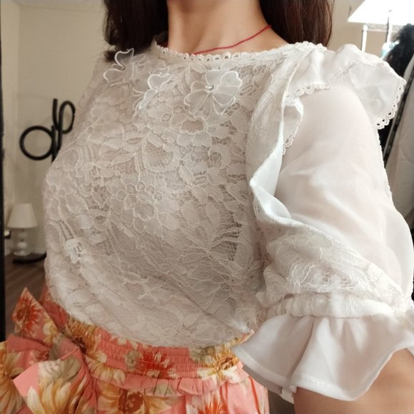 Hurry! Store Close Next Week!! 💕LIZLISA FLORAL WHITE LACE TOP💕 - Picture 2 of 3